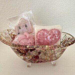 Beautiful Decorative Bathtub Ornament With Designer Handbag Soaps And Other Soap